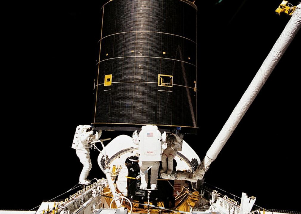 1992: First satellite captured with bare hands